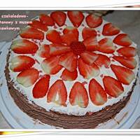 Tort czekoladowo-śmietanowy z musem truskawkowym