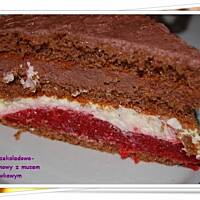 Tort czekoladowo-śmietanowy z musem truskawkowym