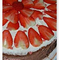 Tort czekoladowo-śmietanowy z musem truskawkowym