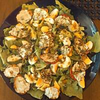 Sałata z jajkiem i nadziewaną papryką.