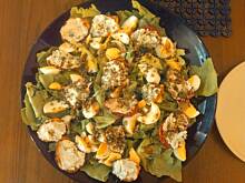 Fot. Haijle, Sałata z jajkiem i nadziewaną papryką.