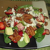 Sałatka ze szpinaku z truskawkami