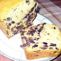 Mleczne ciasto z jagodami i czekoladą