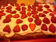 Fot. Dżanina Fonda, Biszkopt z czekoladową bitą śmietaną i owocami