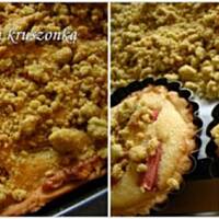 Tarta migdałowa z rabarbarem i pistacjową kruszonką