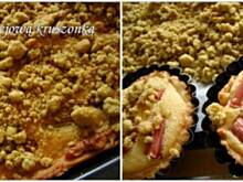 Fot. Betti Blue, Tarta migdałowa z rabarbarem i pistacjową kruszonką