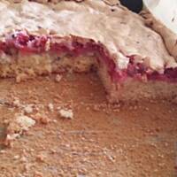 Ciasto z czerwonymi porzeczkami i bezą.