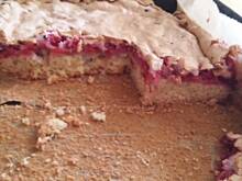 Fot. gusienka, Ciasto z czerwonymi porzeczkami i bezą.