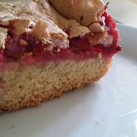 Ciasto z czerwonymi porzeczkami i bezą.