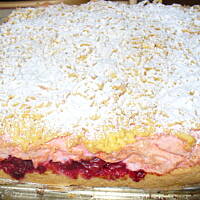 Kruche ciasto z wiśniami i czekolada pod wiśniowa pierzynką