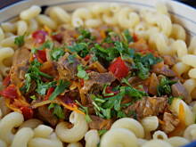 Fot. KOCIO, Paprykowo-marchewkowy makaron z kurczakiem