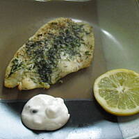 Flądra zapiekana z koperkiem + sos kaparowy