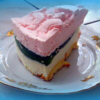 Sernik na zimno z kremem truskawkowym