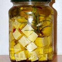 Biały ser marynowany w oliwie