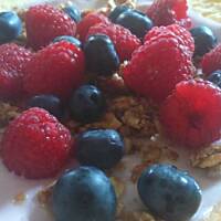 Biszkoptowe naleśniki z owocami sezonowymi