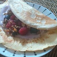 Biszkoptowe naleśniki z owocami sezonowymi