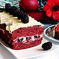 Red velvet cake z jeżynami