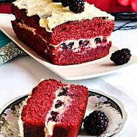 Red velvet cake z jeżynami