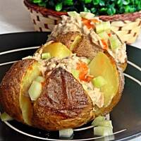 Pieczone ziemniaki z sosem tuńczykowym