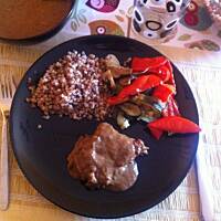 Karkówka w sosie pieczeniowym ze śliwkami