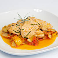 Polędwica drobiowa w lekkim sosie pomidorowo pieczarkowym