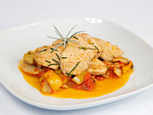 Fot. Wkn, Polędwica drobiowa w lekkim sosie pomidorowo pieczarkowym