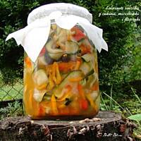 Kolorowa sałatka z cukinii, marchewki i papryki - przetwory