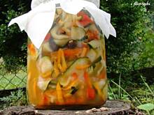 Fot. Betti Blue, Kolorowa sałatka z cukinii, marchewki i papryki - przetwory