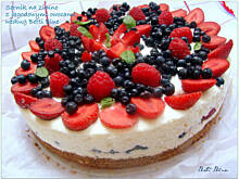 Fot. Betti Blue, Sernik na zimno z jagodowymi owocami według Betti Blue