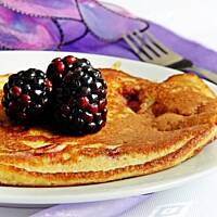 Omlet otrębowy z jeżynami