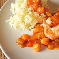 Łosoś z aromatyczną "salsą" i ryżem szafranowym