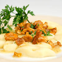 Kopytka a'la śląskie z sosem kurkowym