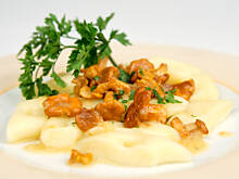 Fot. Wkn, Kopytka a'la śląskie z sosem kurkowym