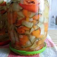 Sałatka konserwowa z cukinii i papryki