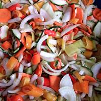 Sałatka konserwowa z cukinii i papryki