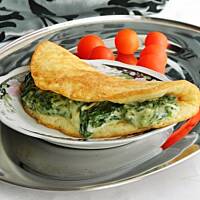 Omlet serowy ze szpinakiem i fetą