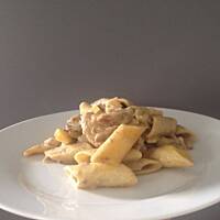 Sos z suszonych grzybow z makaronem penne i poledwiczkami