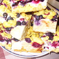 Kruche ciasto z malinami i borówkami na budyniowej piance