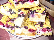 Fot. domi87, Kruche ciasto z malinami i borówkami na budyniowej piance