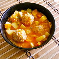 Pikantna zupa a'la bozbasz z pulpecikami i kaszą