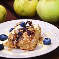 Antonówkowe crumble na żytnim spodzie z kruszonką