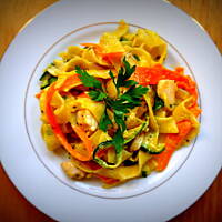 Pyszne tagliatelle z warzywami i kurczakiem