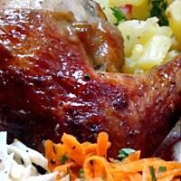 Kurczak pieczony na jabłkach i cebuli, podlany piwem