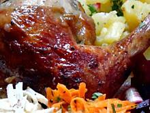 Fot. Betti Blue, Kurczak pieczony na jabłkach i cebuli, podlany piwem