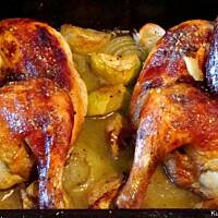 Kurczak pieczony na jabłkach i cebuli, podlany piwem