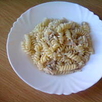 Makaron z szynką i pieczarkami