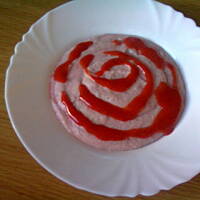 Róża : truskawkowa kasza manna z sosem