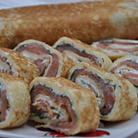 Naleśniki z twarogiem i wędzonym łososiem