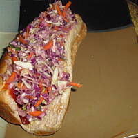 Hot-dogi z ostrym sosem i azjatyckim coleslaw