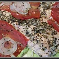 Łosoś zapiekany na pomidorach i cebuli